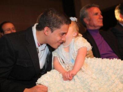 Gloria Camila cumple 16 años sobre la pasarela ante la orgullosa mirada de su padre y su hermano que regreso de Irlanda