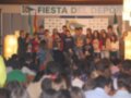 Fiesta del Deporte, evento deportivo con jóvenes participantes y banderas en el fondo.