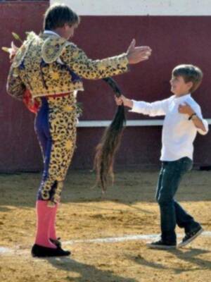 El cordobés celebra el día del padre con sus tres hijos en un festival benéfico