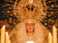 Virgen con velas encendidas en una iglesia.