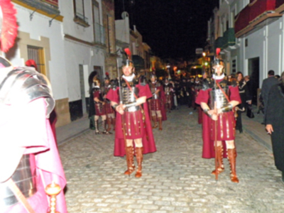 La lluvia da una tregua a la madrugada ilipense, y la Hermandad de la Vera-cruz, estreno su paso y su cuadrilla de romanos.