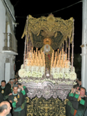 La lluvia da una tregua a la madrugada ilipense, y la Hermandad de la Vera-cruz, estreno su paso y su cuadrilla de romanos.