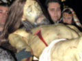 Una estatua de Jesucristo en una procesión religiosa, con detalles de sangre y expresión dolorosa.
