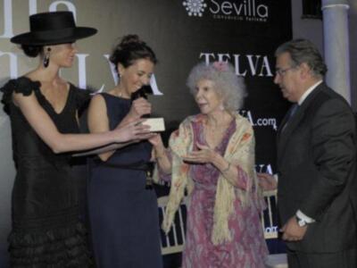 La duquesa de Alba, premio a la mejor embajadora de Sevilla en el mundo apoya a SM el rey