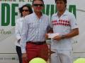 Premio a un tenista en el torneo Nacional de Tenis Ciudad.