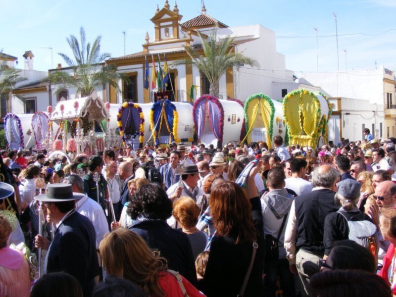 El martes 22, Salida de las Carretas de Gines hacia El Rocío, Fiesta de Interés Turístico de Andalucía