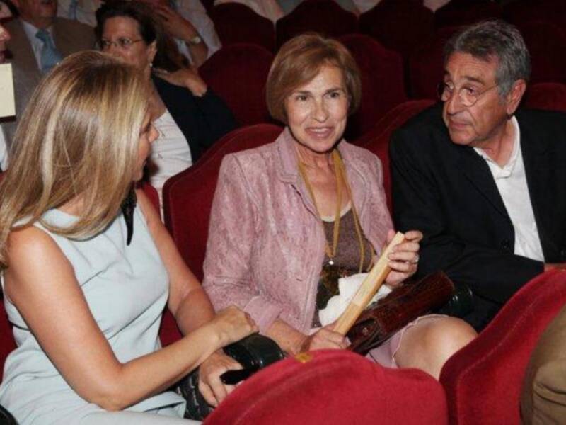 Felipe González reúne a las tres mujeres de su vida en Sevilla, su pareja Mar, su hija María y su nieta Elena