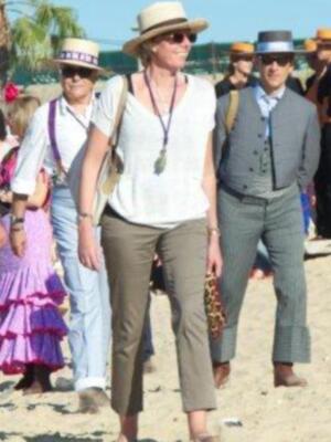 Simoneta Gómez Acebo, descalza haciendo el camino del rocío por las arenas