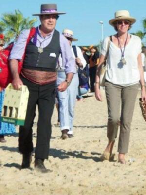 Simoneta Gómez Acebo, descalza haciendo el camino del rocío por las arenas