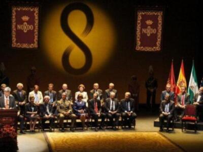 Felipe González reúne a las tres mujeres de su vida en Sevilla, su pareja Mar, su hija María y su nieta Elena