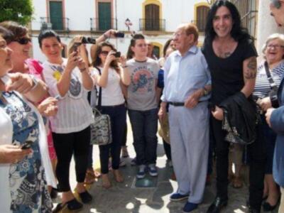 El cantante y periodista Mario Vaquerizo "pregonó" la Feria de Lora del Río en la noche del miércoles 30 de mayo