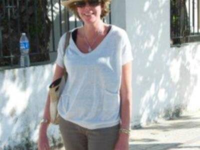 Simoneta Gómez Acebo, descalza haciendo el camino del rocío por las arenas