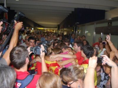 Marina Alabáu ya está en casa con su inseparable oro olímpico