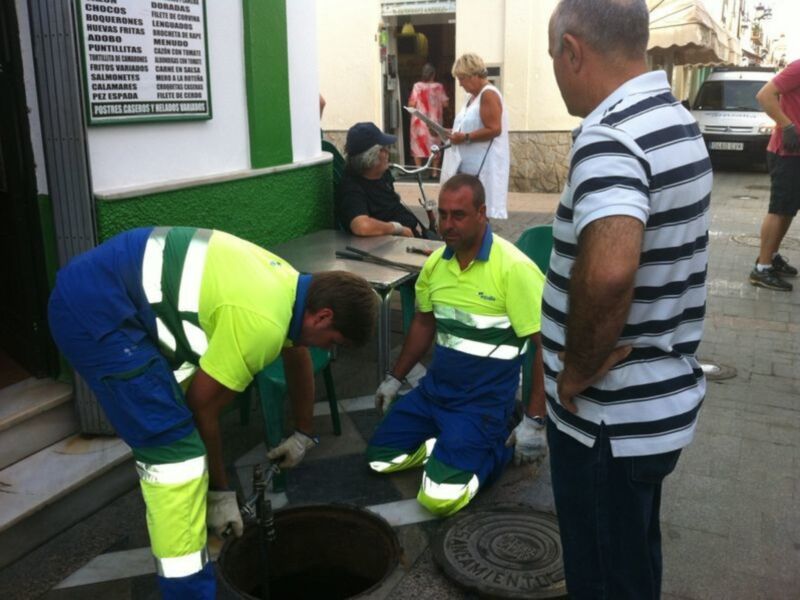 Playas y Aqualia continúan trabajando en la solución a la avería de agua que vierte en la Cruz del Mar(Chipiona)