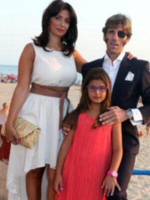 Juan José Padilla con su mujer y su hija Paloma presentó su biografía en Chipiona