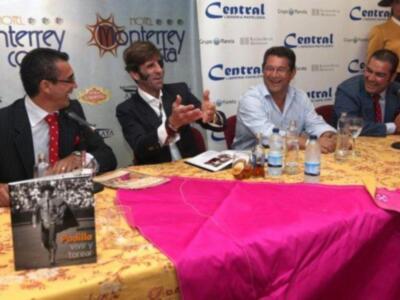 Juan José Padilla con su mujer y su hija Paloma presentó su biografía en Chipiona