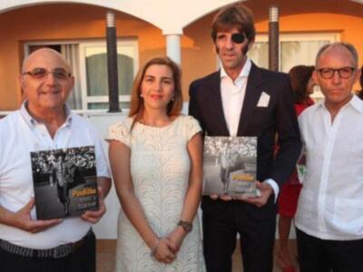 Juan José Padilla con su mujer y su hija Paloma presentó su biografía en Chipiona