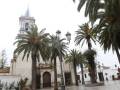 Iglesia Parroquial de Santa María la Mayor, con palmeras y farolas en el centro.