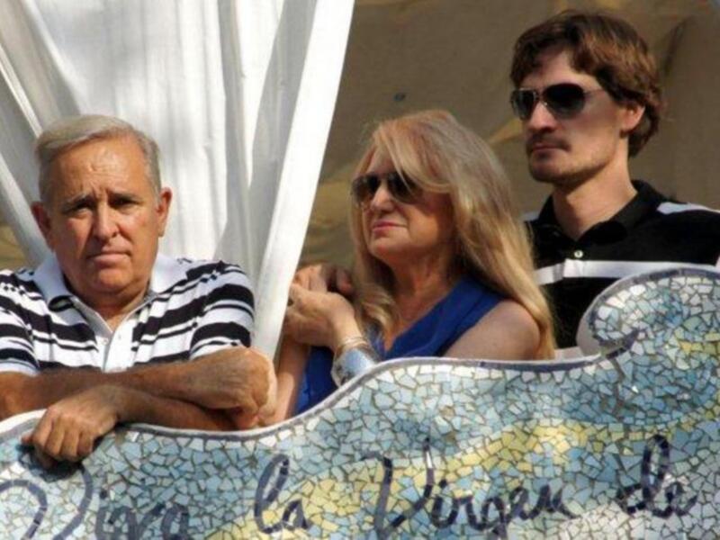 Gloria Mohedano con su familia, los únicos que presenciaron el paso de la virgen de regla  en la casa de Rocío Jurado