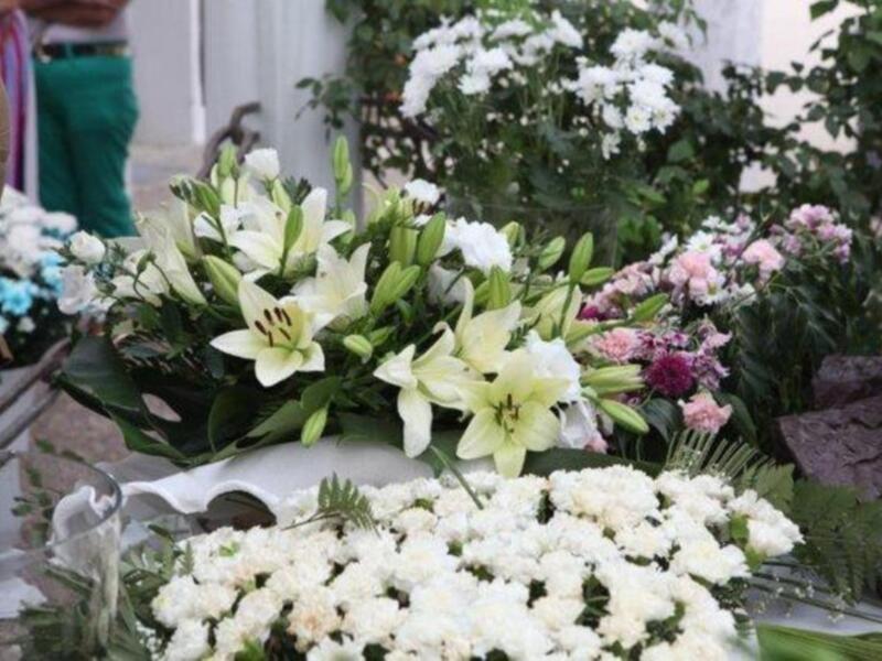 Ofrenda floral en la tumba de Rocío Jurado el día de  su 67 cumpleaños