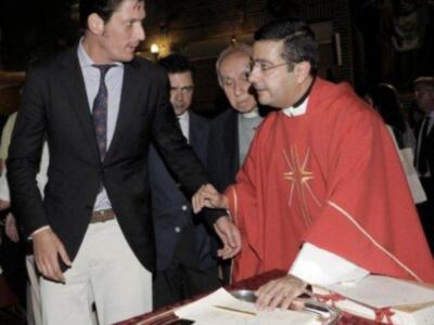 Amaia Salamanca y Rosauro Baro, cada día más cerca de la boda fotografiados junto al cura que casa a los famosos 