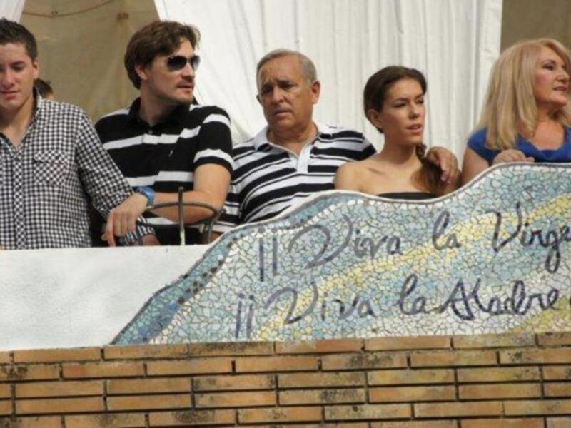 Gloria Mohedano con su familia, los únicos que presenciaron el paso de la virgen de regla  en la casa de Rocío Jurado
