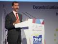 El Rey Felipe VI durante una conferencia en Cádiz en 2012, con el lema 'Decentralización y Innovación' en el fondo.