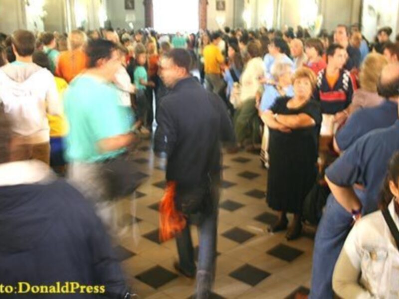 Don Bosco convocó a su alrededor a miles de personas en Sevilla, como la Gran Familia Salesiana que, somos en torno a nuestro Padre y Maestro San Juan Bosco.