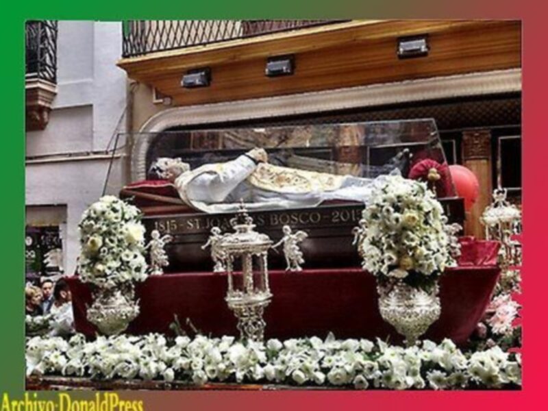 Don Bosco convocó a su alrededor a miles de personas en Sevilla, como la Gran Familia Salesiana que, somos en torno a nuestro Padre y Maestro San Juan Bosco.