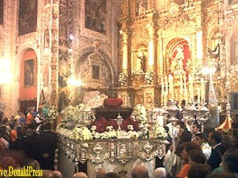 Don Bosco convocó a su alrededor a miles de personas en Sevilla, como la Gran Familia Salesiana que, somos en torno a nuestro Padre y Maestro San Juan Bosco.