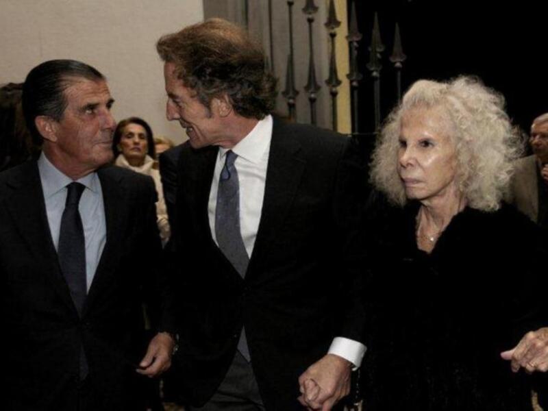 Los duques de Alba, Naty Abascal, Ana María Abascal y Alejandra Ortiz Osborne y su marido Joaquín Buendía, en el estreno de placido domingo en la maestranza