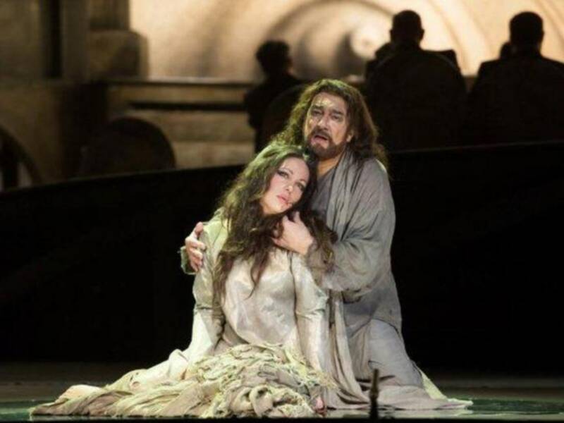 Los duques de Alba, Naty Abascal, Ana María Abascal y Alejandra Ortiz Osborne y su marido Joaquín Buendía, en el estreno de placido domingo en la maestranza