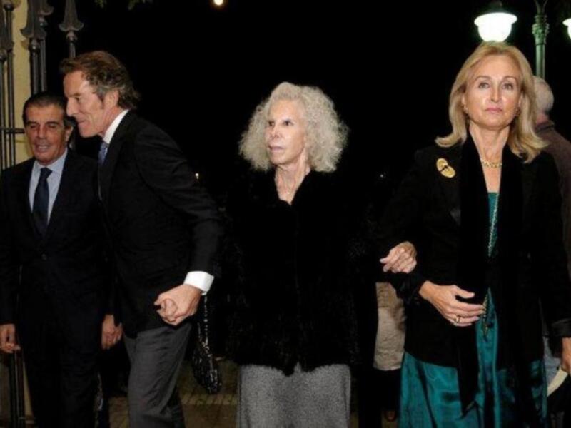 Los duques de Alba, Naty Abascal, Ana María Abascal y Alejandra Ortiz Osborne y su marido Joaquín Buendía, en el estreno de placido domingo en la maestranza 