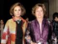 Dos mujeres elegantes posan juntas en una recepción formal, ambas con vestimenta sofisticada y joyas destacadas.