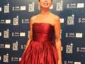 Una mujer con un vestido rojo en el Festival de Cine de Sevilla.