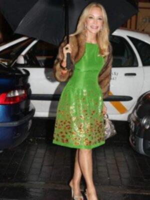 Carmen Lomana espectacular de verde y dorado bajo la lluvia madrina del 25 aniversario de la clínica Rocío Vázquez 