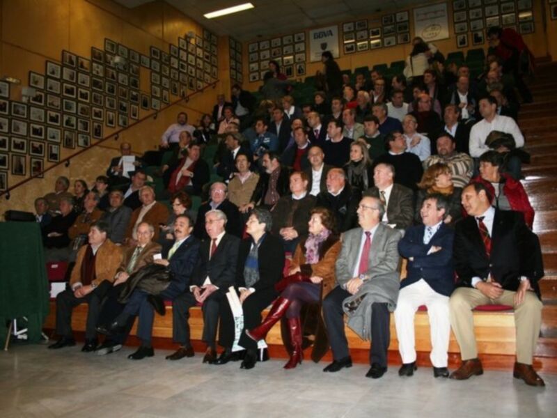 Jugadores, técnicos, árbitros de varias décadas balonmano del sevillano se reunieron en Antares