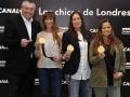 Las chicas de Londres posan con sus medallas doradas en un evento televisado.