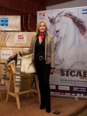 Alfonso Díez ejerce de duque de alba y entrega premio a Bo Derek