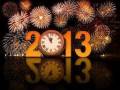 2013 año nuevo con fuegos artificiales y relojes en el fondo.