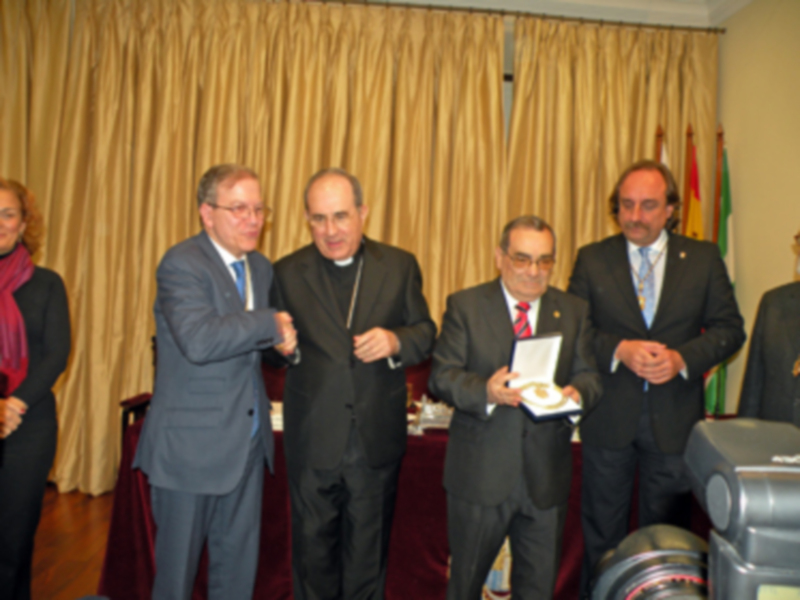 Sevilla.El Ateneo reconoció la labor de Caritas Diocesana con la medalla de Oro de su instituición.