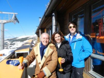 Carmen Lomana se divierte y olvida de su separación esquiando en Sierra Nevada