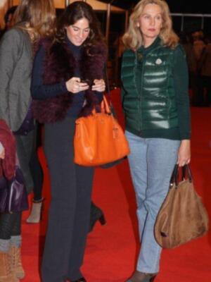 Lourdes Montes por primera vez en familia, con su madre y su hermana para ver desfilar a su cuñada Eva González