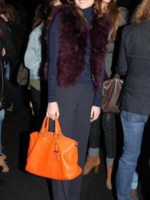 Lourdes Montes por primera vez en familia, con su madre y su hermana para ver desfilar a su cuñada Eva González