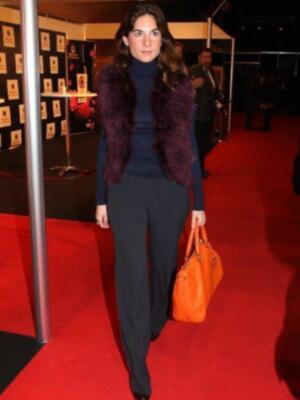 Lourdes Montes por primera vez en familia, con su madre y su hermana para ver desfilar a su cuñada Eva González