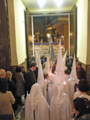 La Hermandad del Nazareno de Alcalá del río sin completar su estación.