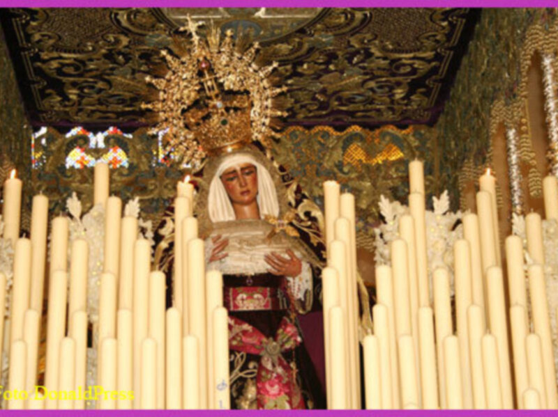 Jueves Santo  en la Hdad. Sacramental Los Gitanos, la Excma. Sra. Duquesa de Alba, acudió un año más a visitar los pasos en su Santuario.
