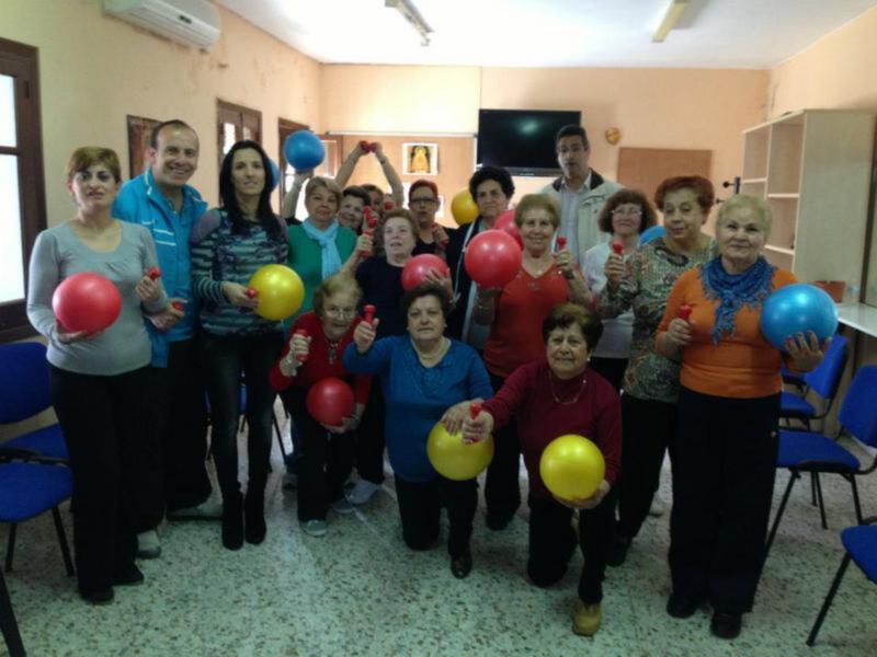 Deportes entrega al Centro de Mayores material deportivo para el programa de gimnasia El movimiento es vida (Chipiona)