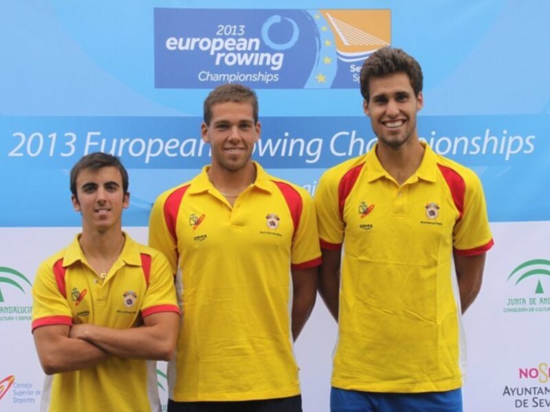 Quinteto del Náutico Sevilla con la selección española de remo