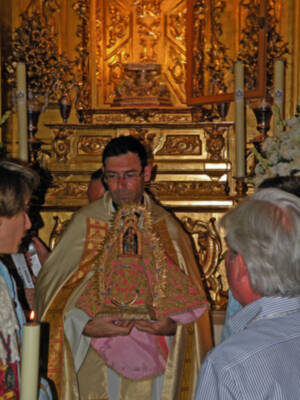 Sevilla.Traslado de Ntra. Sra. de Aguas Santas a su altar de culto para su novena en su honor.
